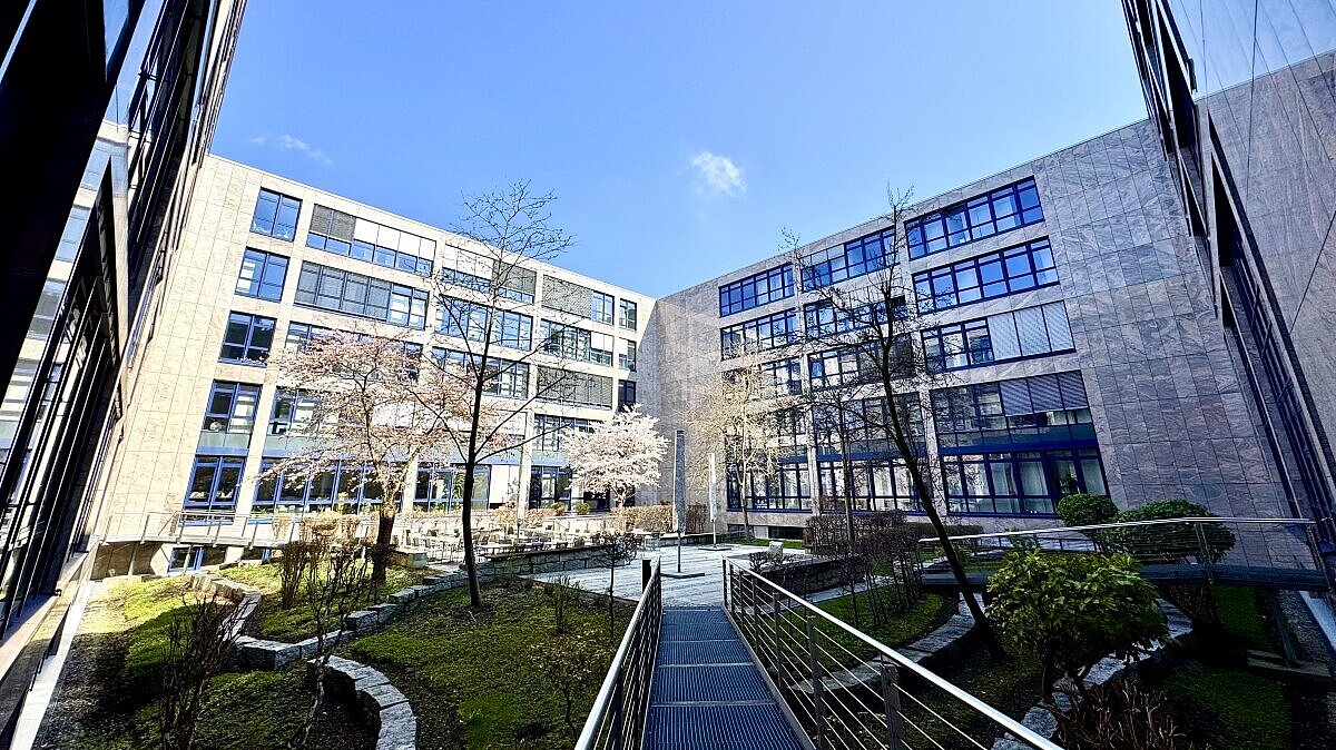 – Innenhof des Bürogebäudes in der Aschauer Straße, wo ab Juni 2025 die BJV-Geschäftsstelle residiert.