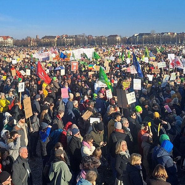 Demonstrierende am 08. Februar 2025 bei "Demokratie braucht DICH!" auf der Theresienwiese München.