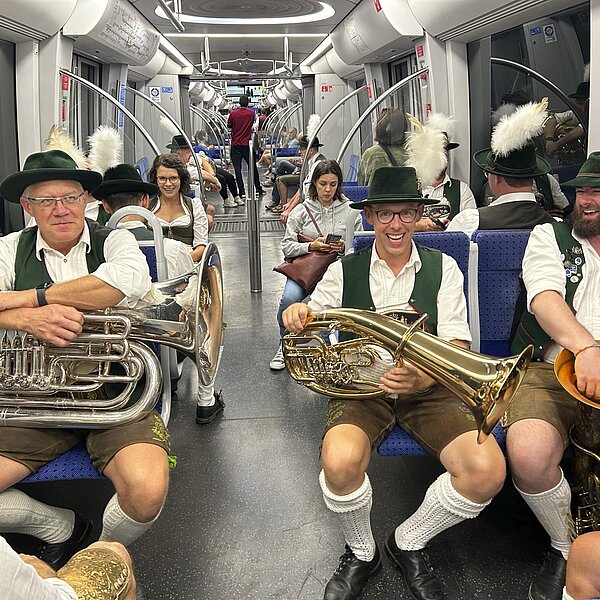 Pressefoto Bayern 2023 - Sieger Kategorie Bayern Land & Leute - Musiker in der U-Bahn - Matthias Schrader