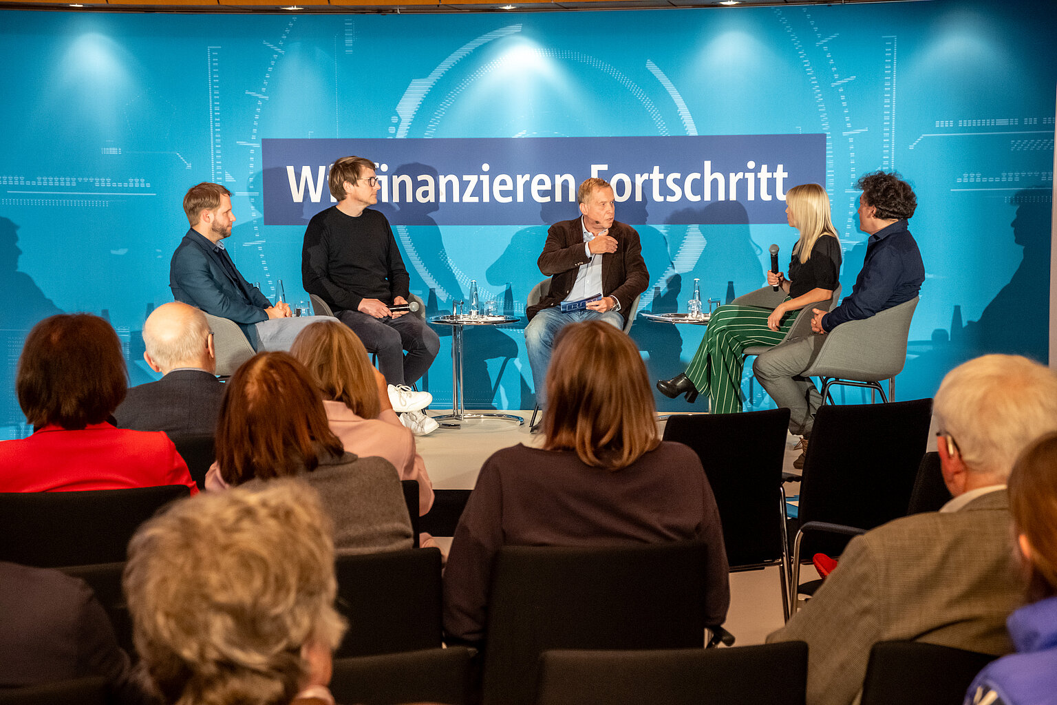 – Sprachen über ihre Erfahrungen mit der Pressefreiheit: (Von links) Johannes Reichart, Sebastian Lebert, Jürgen Schleifer, Maria Christoph und Christian Jakob