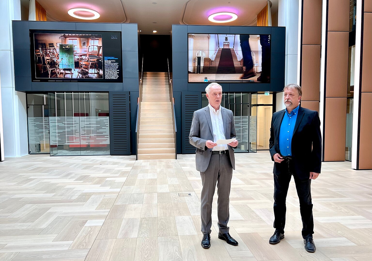 Vorstandsvorsitzender Bernd Fröhlich interviewt Michael Busch Vorstandsvorsitzender Bernd Fröhlich interviewt Michael Busch – Description: Vorstandsvorsitzender Bernd Fröhlich interviewt Michael Busch