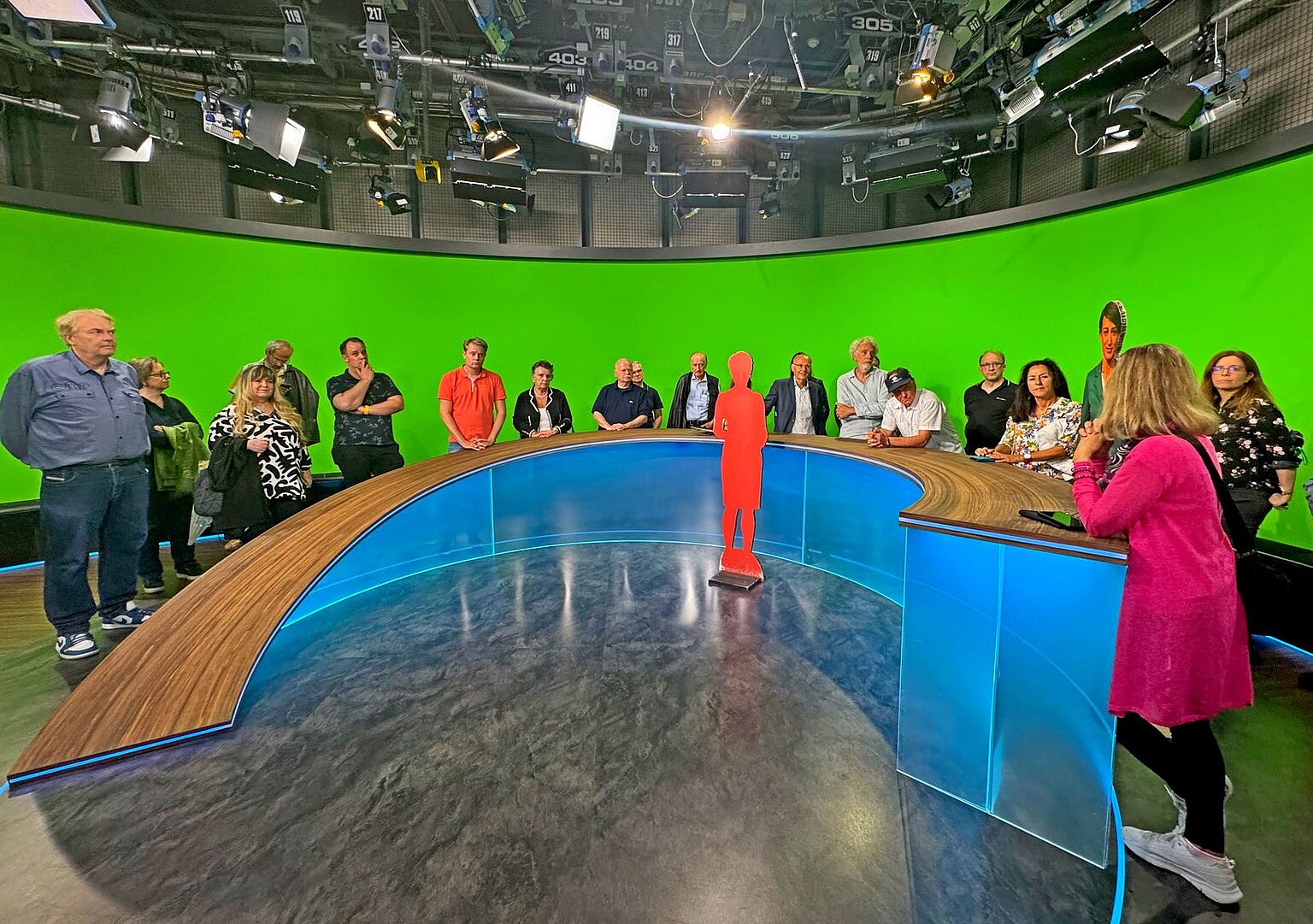 – Die Besucher:innen des BJV im BR24-Nachrichtenstudio.