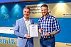 – Armin Hermann (l.), Leiter Business Development des Versorgungswerk der Presse, übergibt den Sonderpreis "Junger Journalismus" des Rainer-Reichert-Preis zum Tag der Pressefreiheit an Julian Werner, in Vertretung von Hanna Resch.
