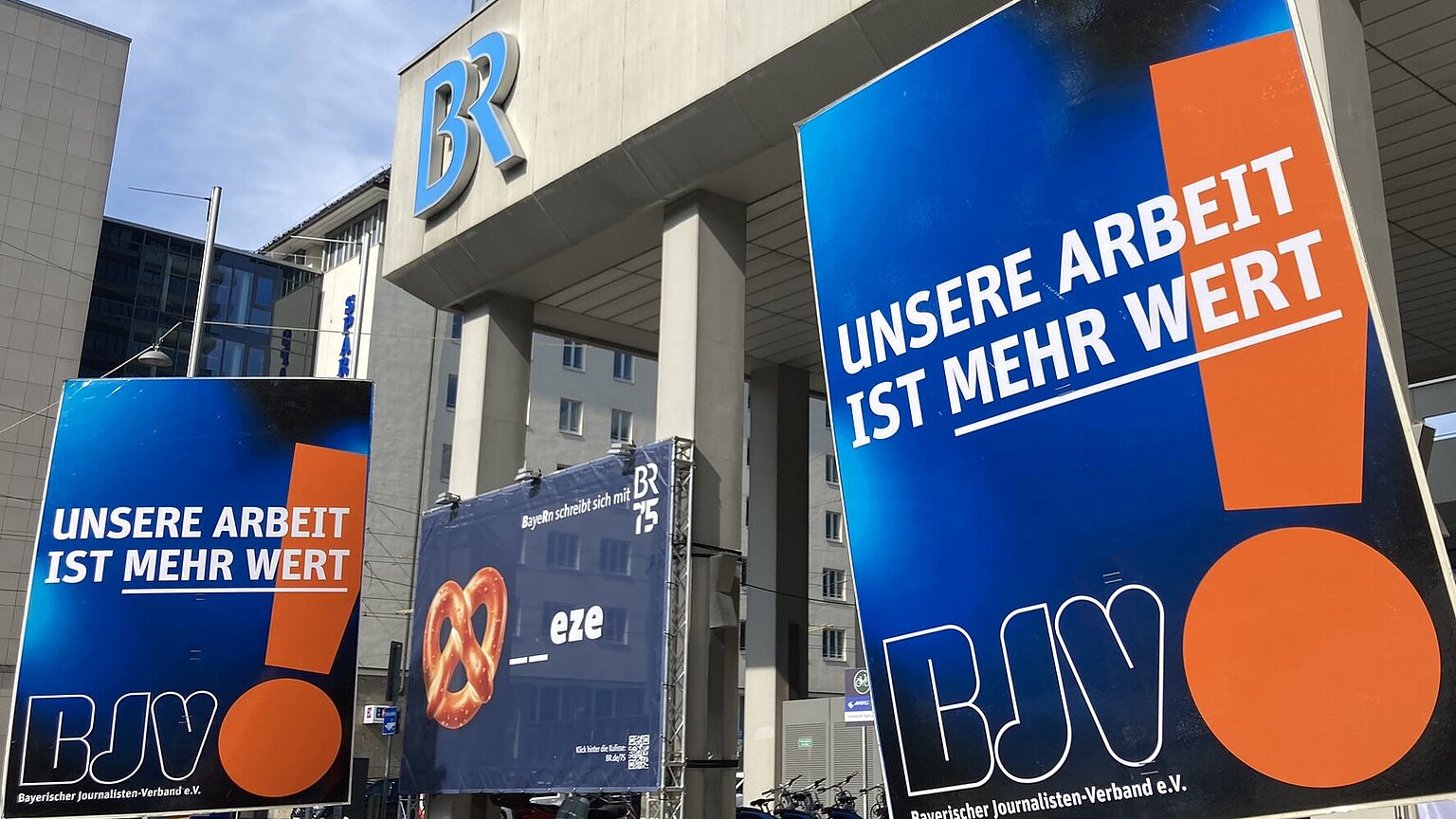 – Am 06. Juni 2024 rief der BJV zum Streik vor dem Funkhaus des Bayerischen Rundfunks auf.