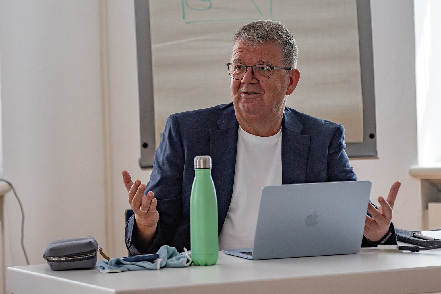  – Christian Jakubetz bei seinem Workshop für Press Ahead im Mai 2025.