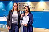 – Die stellvertretende BJV-Vorsitzende Andrea Roth (l.) übergibt den Rainer-Reichert-Preis zum Tag der Pressefreiheit in der Kategorie Text/Multimedia an Dunja Ramadan.