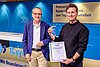 – Thomas Mrazek (l.) übergibt den Rainer-Reichert-Preis zum Tag der Pressefreiheit in der Kategorie Audio an Ingo Dachwitz, stellvertretend für ein Team von netzpolitik.org.