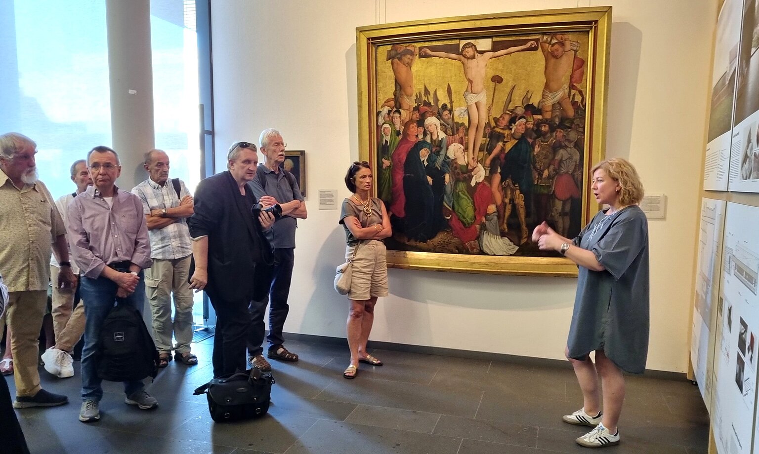  – Pressesprecherin Sonja Mißfeldt führt die Mitglieder des BJV durch die Ausstellungsräume.