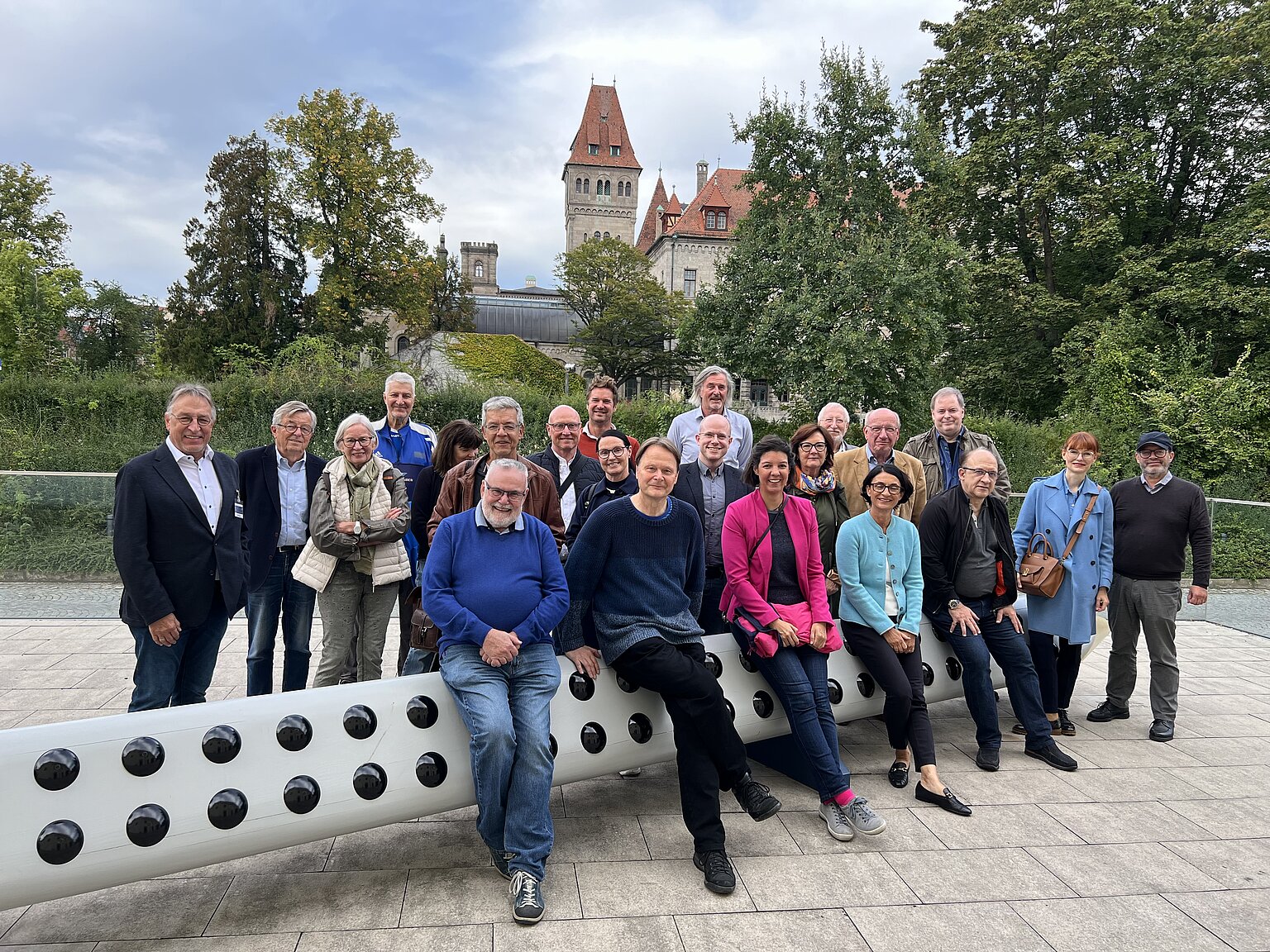 – Die Besucher des BJV posieren vor dem Faber-Castell-Schloss.