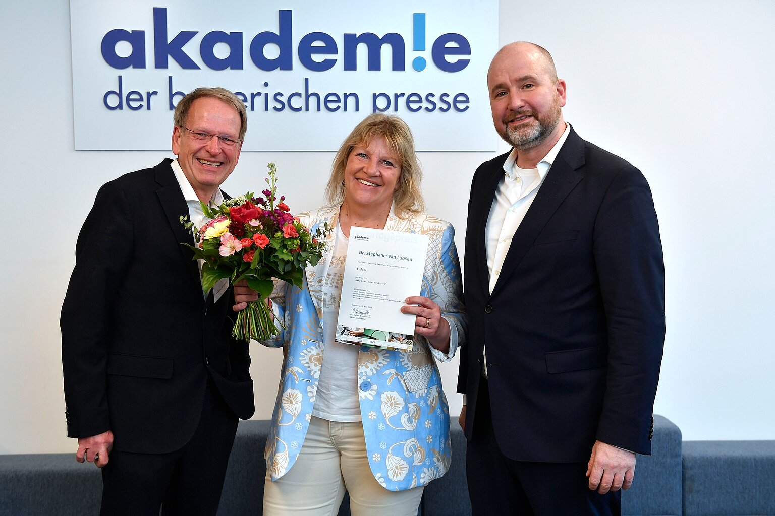 – Gewinnerin des Reportagepreises Stephanie van Loosen mit Sebastian Poliwoda und Robert Arsenschek - Foto: Marcus Schlaf