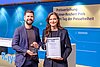 – Thomas Balbierer übergibt den Rainer-Reichert-Preis zum Tag der Pressefreiheit in der Kategorie Video an Konstanze Nastarowitz.