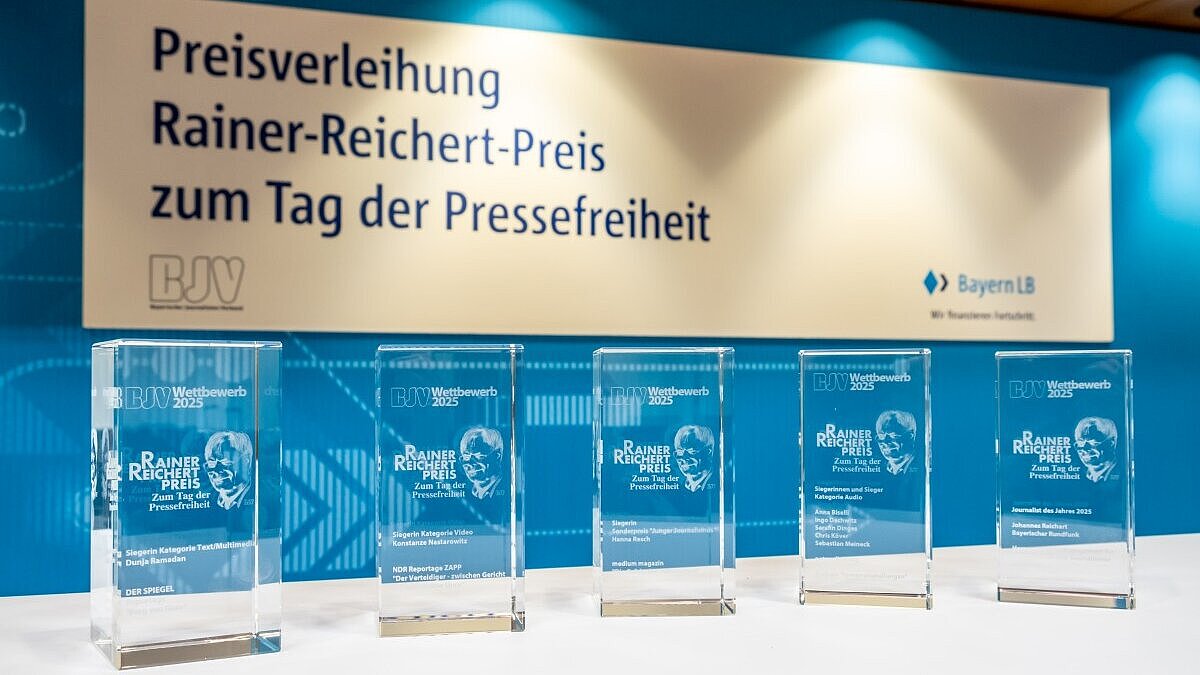 – Die Trophäen des Rainer-Reichert-Preis zum Tag der Pressefreiheit 2025.
