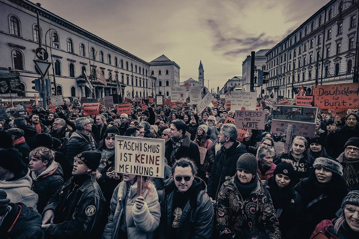 – Raymond Roemke : „Gemeinsam gegen Rechts“ – Gesamtsieger Pressefoto Bayern 2024