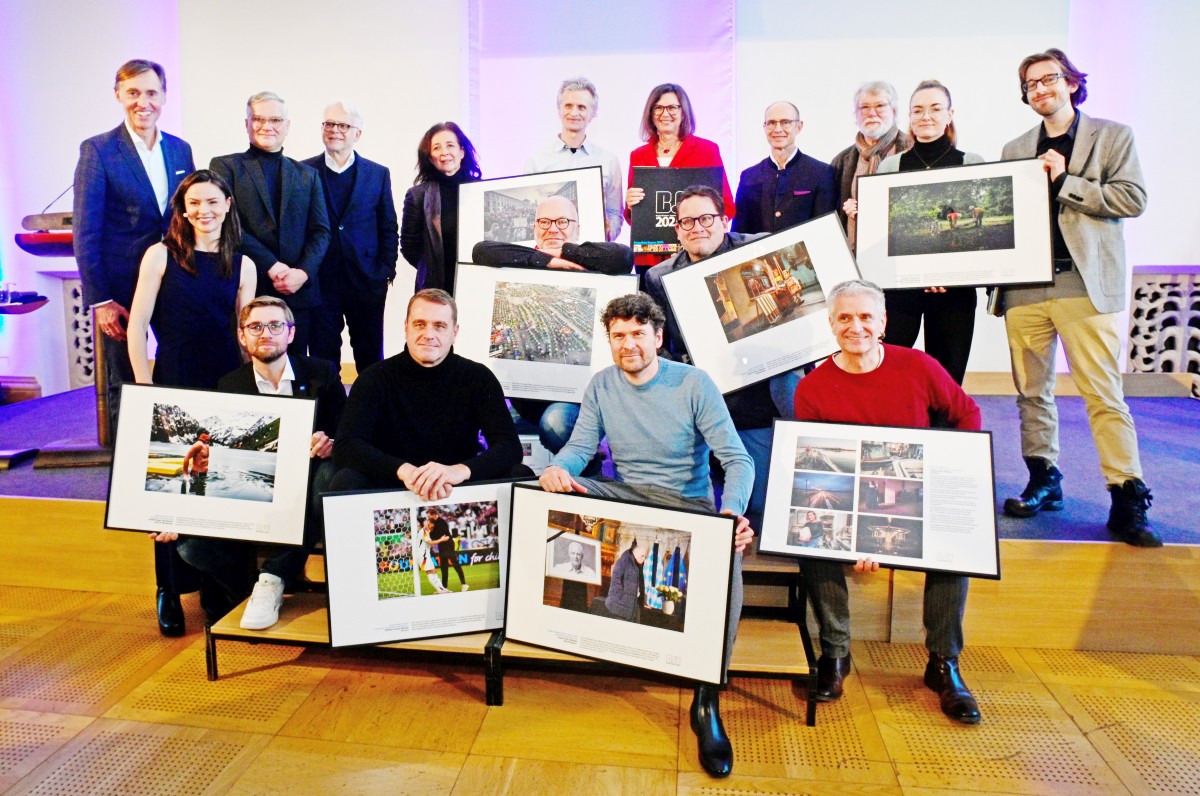  – Die Preisträger des Wettbewerbs Pressefoto Bayern mit Schirmherrin Ilse Aigner, dem BJV-Vorsitzenden Harald Stocker, dem Jury-Vorsitzenden Prof. Rolf Nobel, Moderatorin Sabine Prokscha und den Stiftern der Preisgelder.