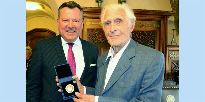 Münchens Bürgermeister Schmid mit Karl Stankiewitz bei der Verleihung der Medaille „München leuchtet“