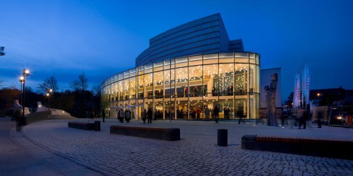 Außenansicht der Bamberger Konzert- und Kongresshalle bei Nacht