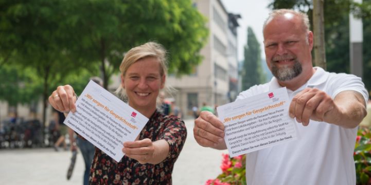 Berit Weide-Schörghuber (BJV) und Pascal Attenkofer (ver.di) informieren Passauer Bürger über die PNP