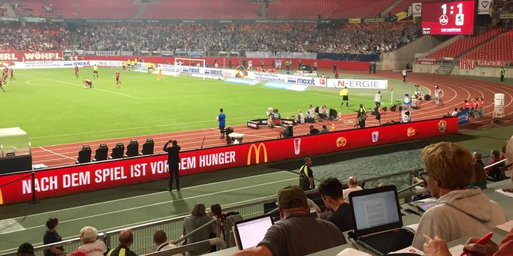 Pressetribüne im Nürnberger Stadion während eines Bundesligaspiels