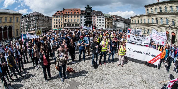 Gemeinsam demonstrierten die Journalistengewerkschaften am 24. April in München 